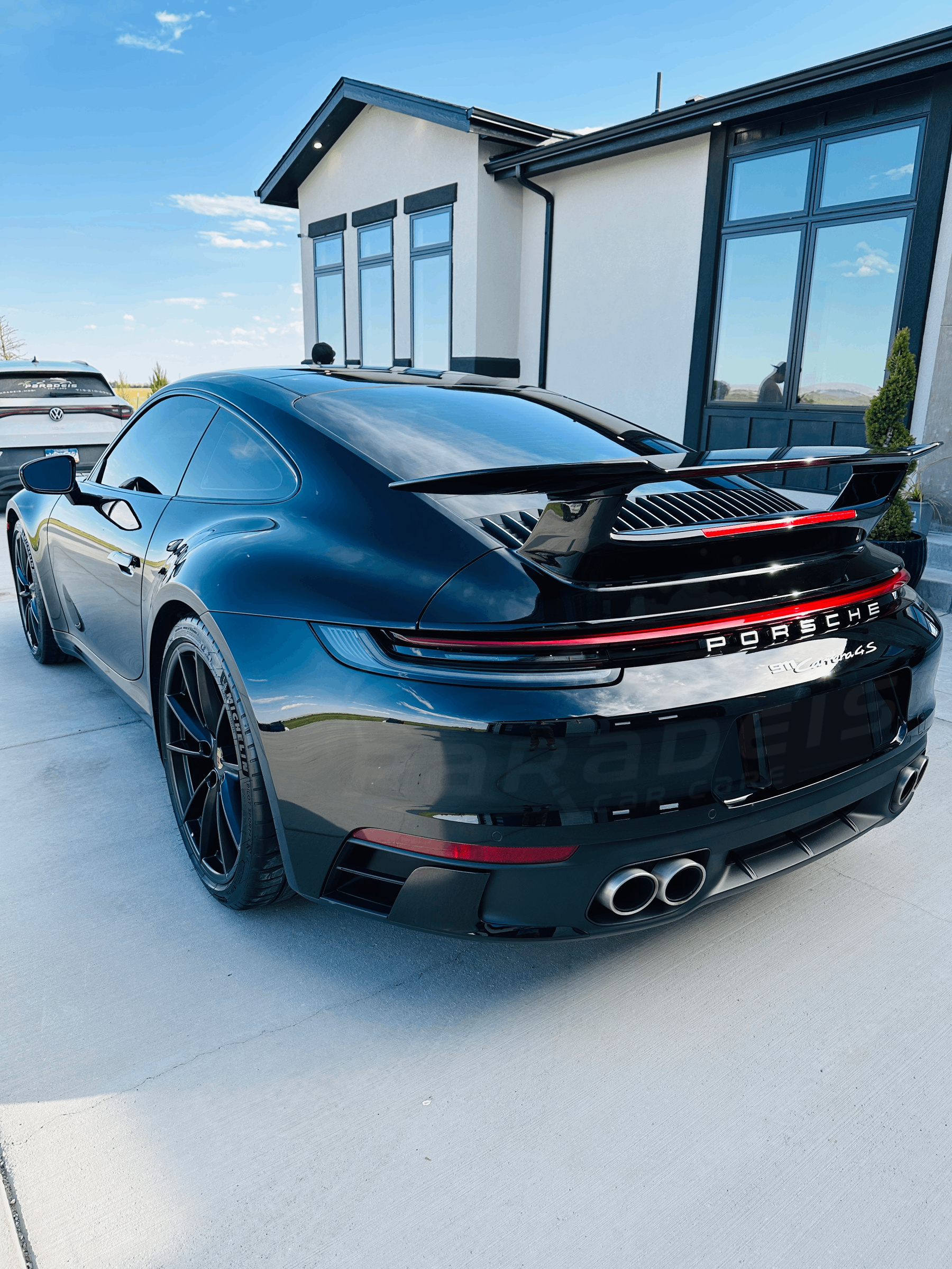 Rear view of a black Porsche from the Paradeis gallery